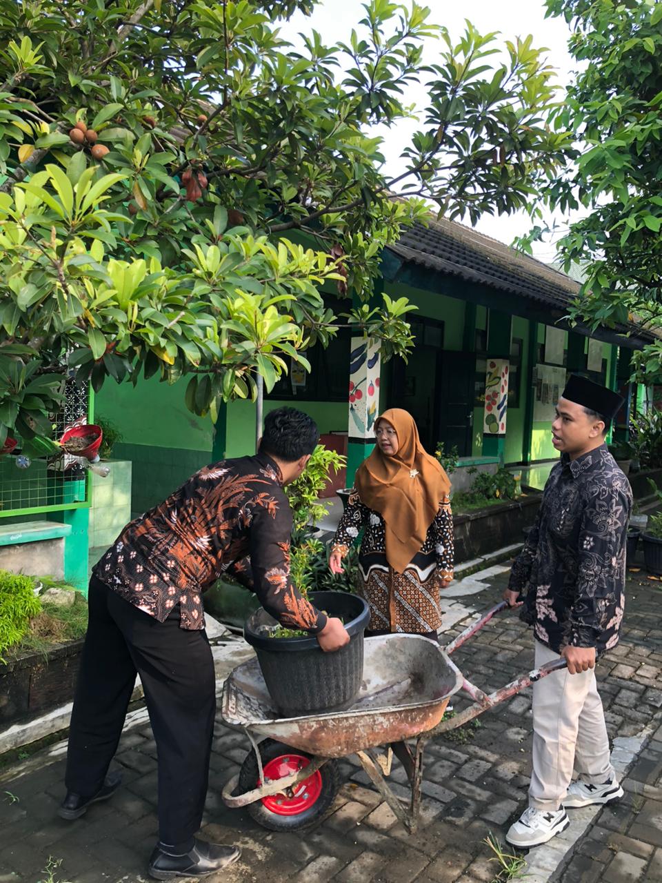 Wujud Nyata Pengabdian, Mahasiswa PLP UIN Sunan Kalijaga Lakukan Penataan Tanaman di Lingkungan MTsN 9 Bantul